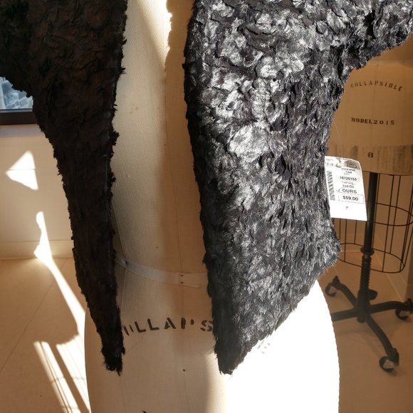 Black Faux Feather Sleeveless Bolero - Picture 5 of 6